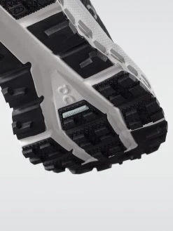 ON Cloudultra Sneaker The Essential Capsule